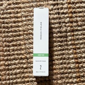 Rodan + Fields Soothe Sensitive Skin Serum - White and Green